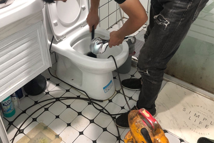 和硕马桶堵塞自己疏通还是找师傅？专业上门服务让你省时更省心