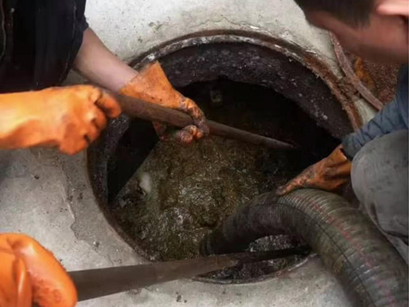 和硕清理化粪池时如何避免沼气的危害？